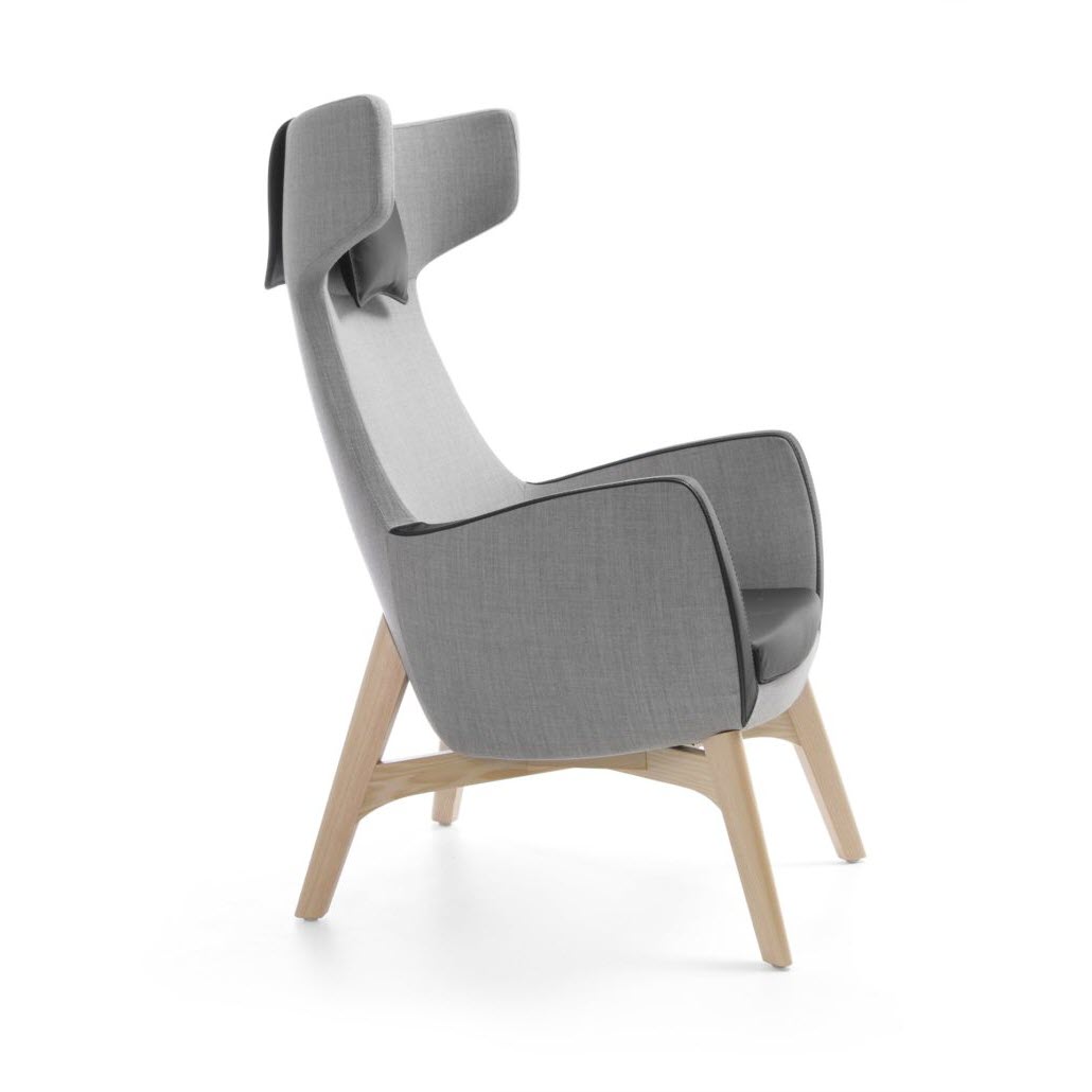 Zijaanzicht fauteuil UMM met hoge rug en houten onderstel