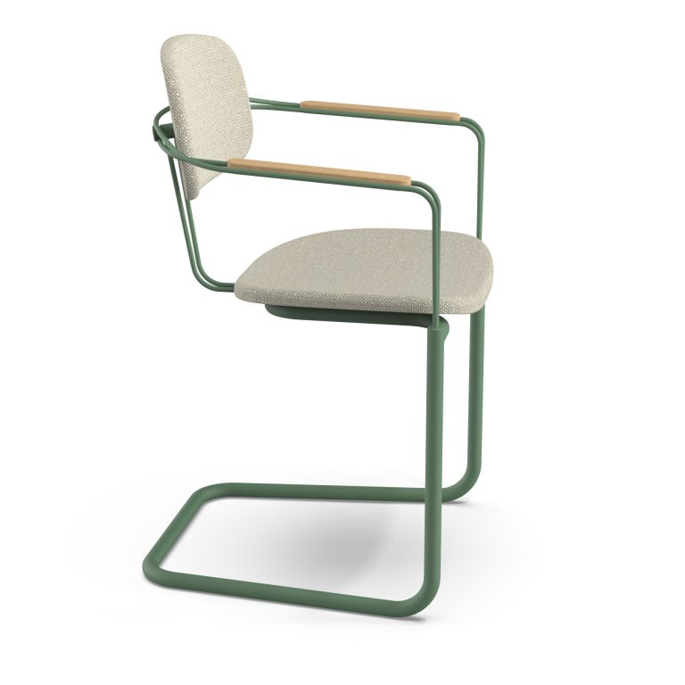 Comfortabele slede stoel met een gestoffeerde rug en zit en houten armleggers (2)