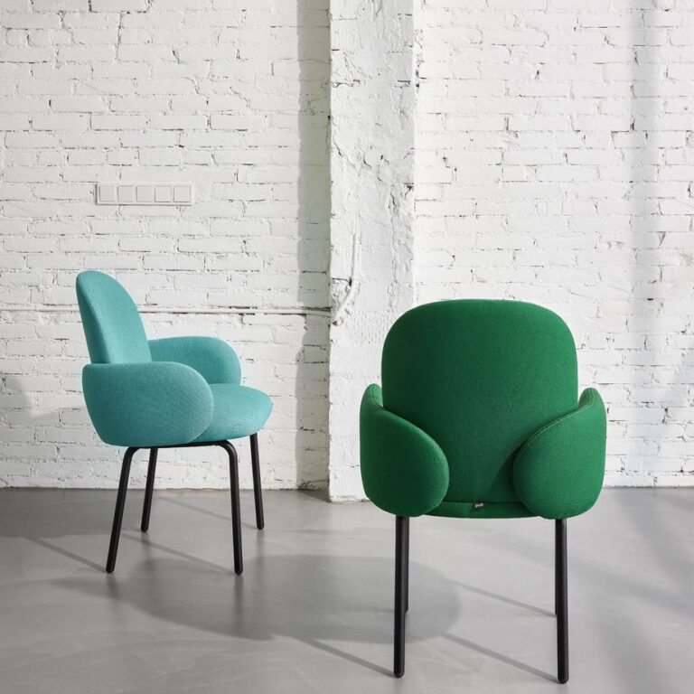 De Dost stoelen van Puik hebben ronde uitnodigende vormen en zijn zeer comfortabel