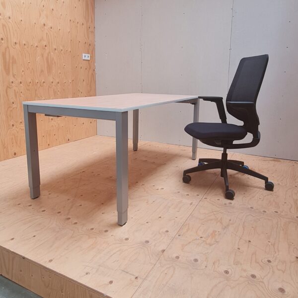 refurbished bureau Vepa take 4 (prijs is zonder de afgebeelde stoel)