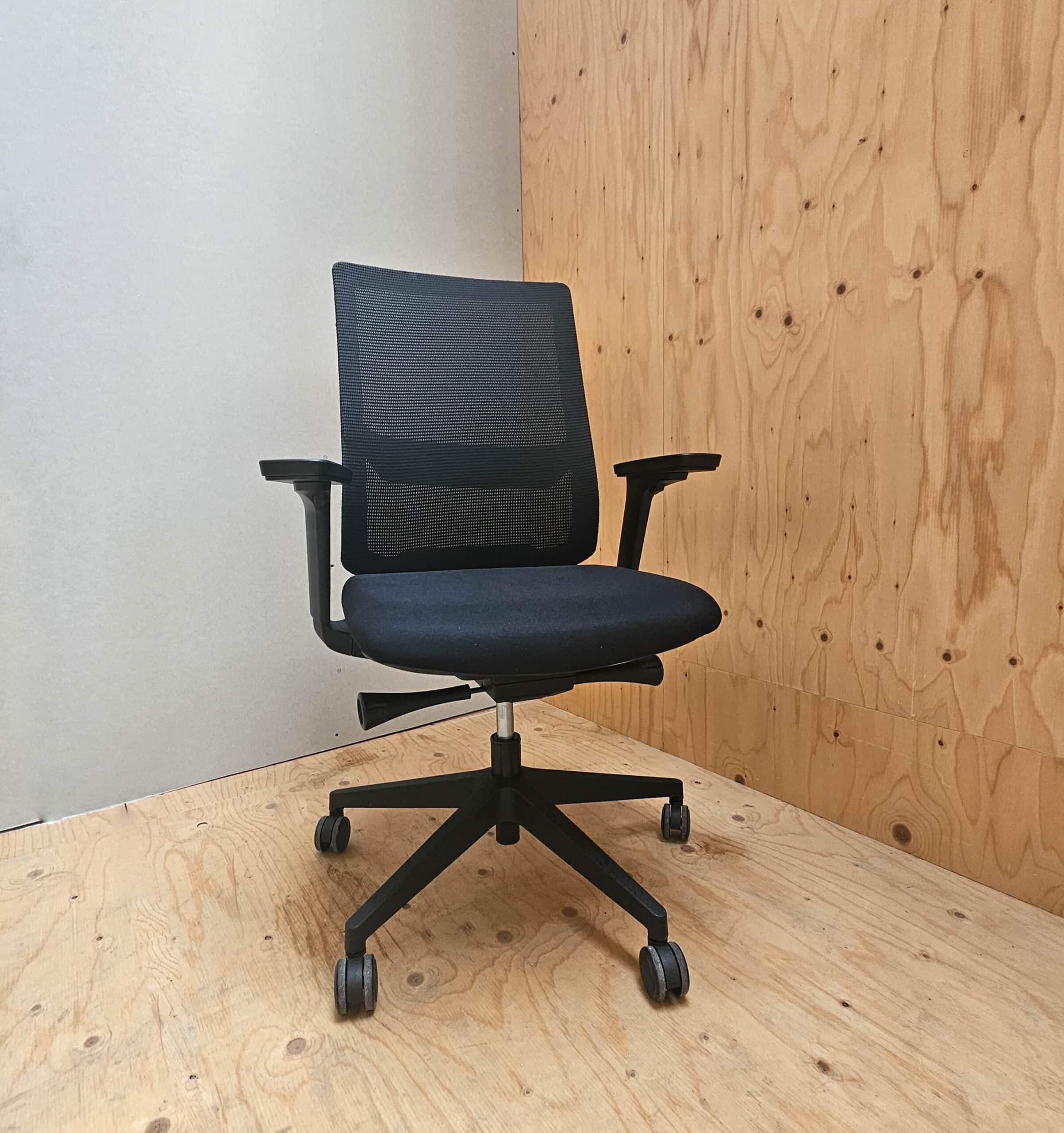Refurbished – Re-use bureaustoel met herstoffering